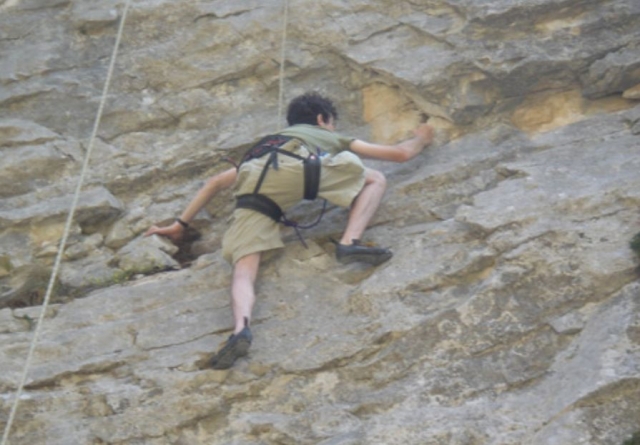 nino escalando por un rocodromo vertical